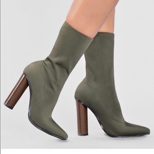 Fashion nova boots size 6
